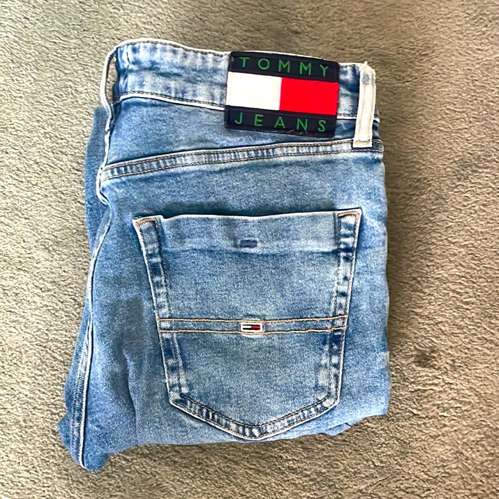 VINTAGE TOMMY HILFIGER LIGHT WASH JEANS!